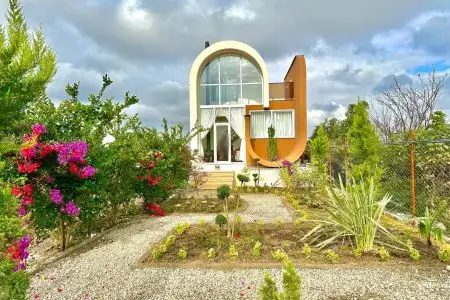 ویلا جکوزی دار با معماری مینیمال در آمل